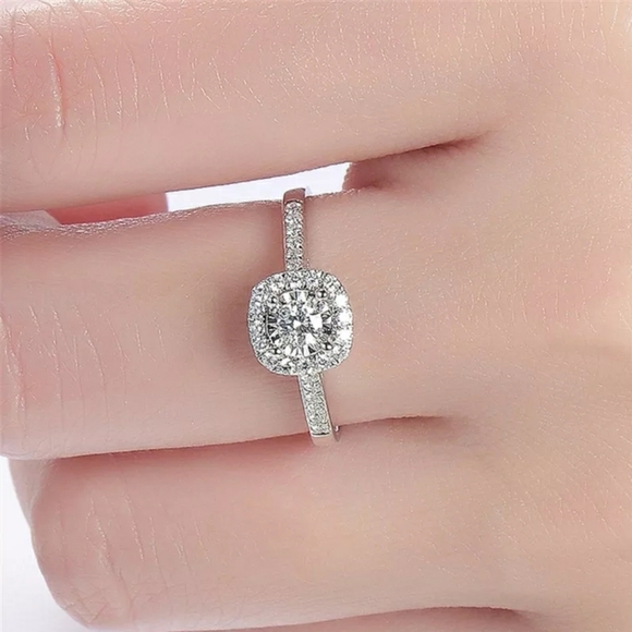 925 Silver Platinum Plated Simulated Diamond Ring - Picture 3 of 5